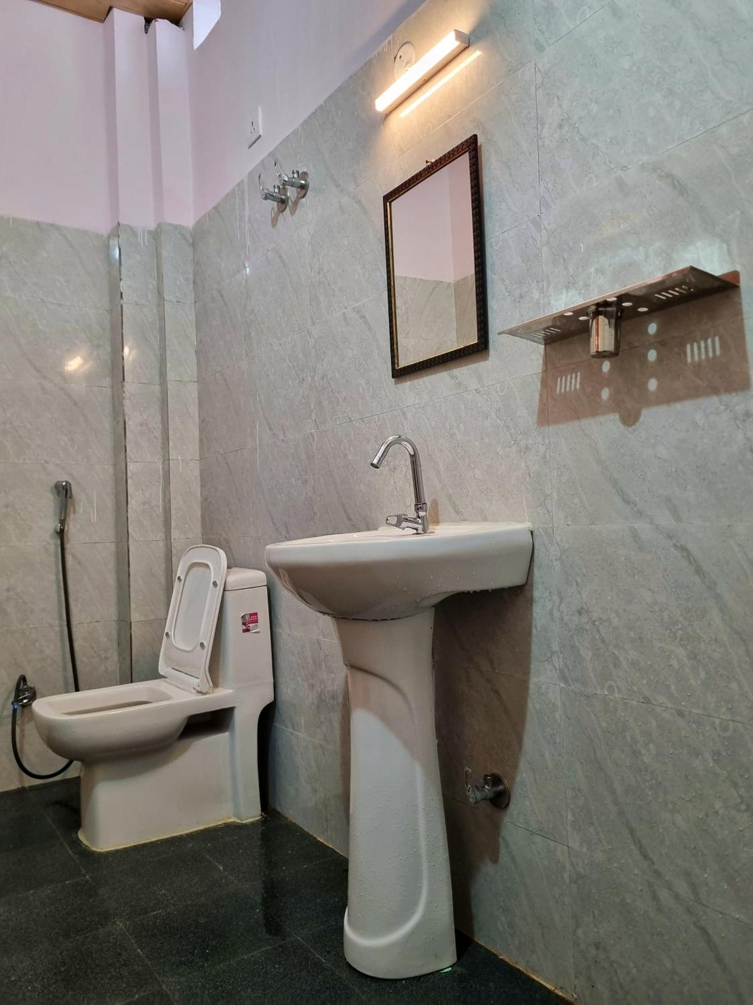 Landlopers Hostel Ришикеш Экстерьер фото