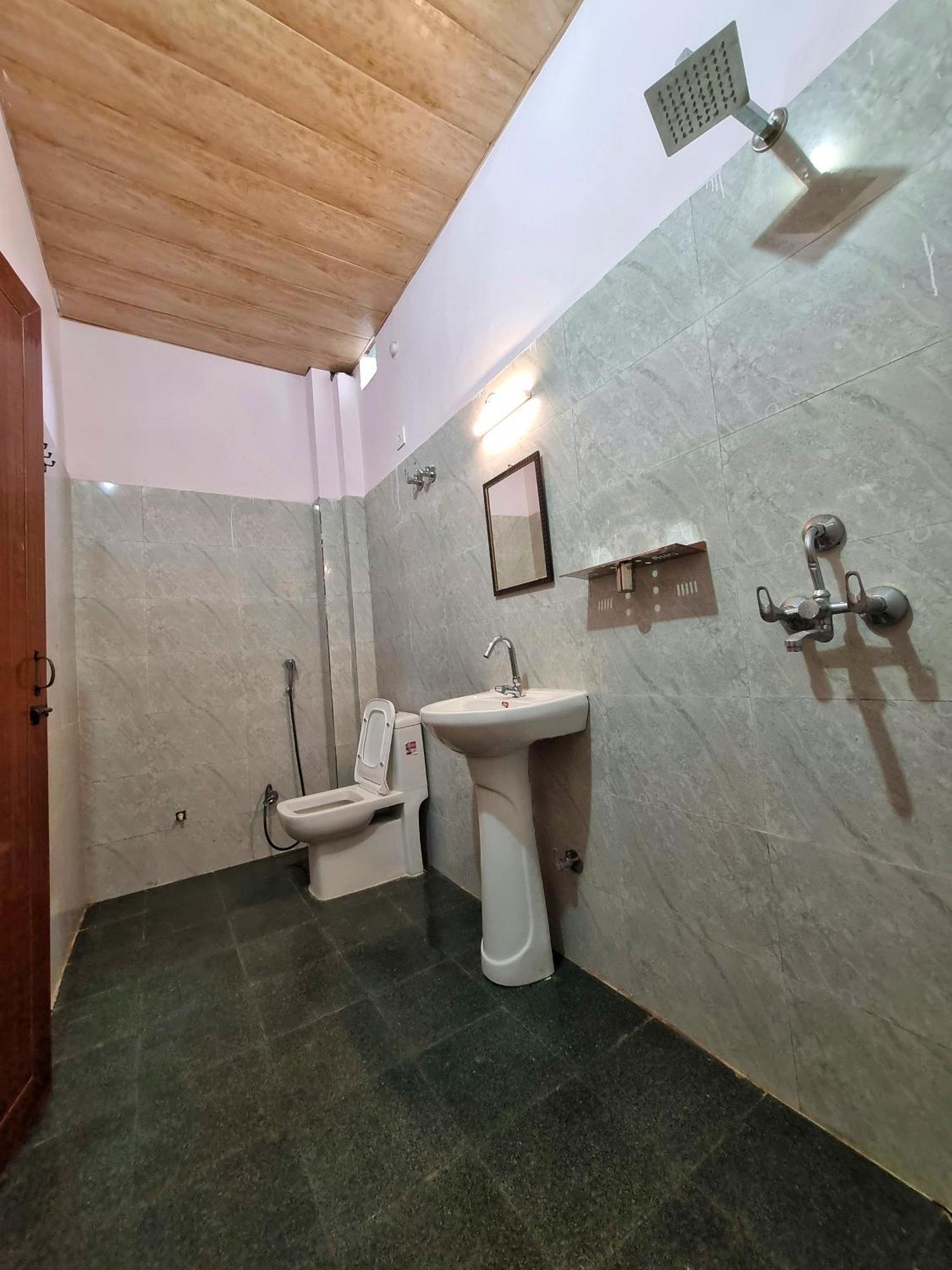 Landlopers Hostel Ришикеш Экстерьер фото