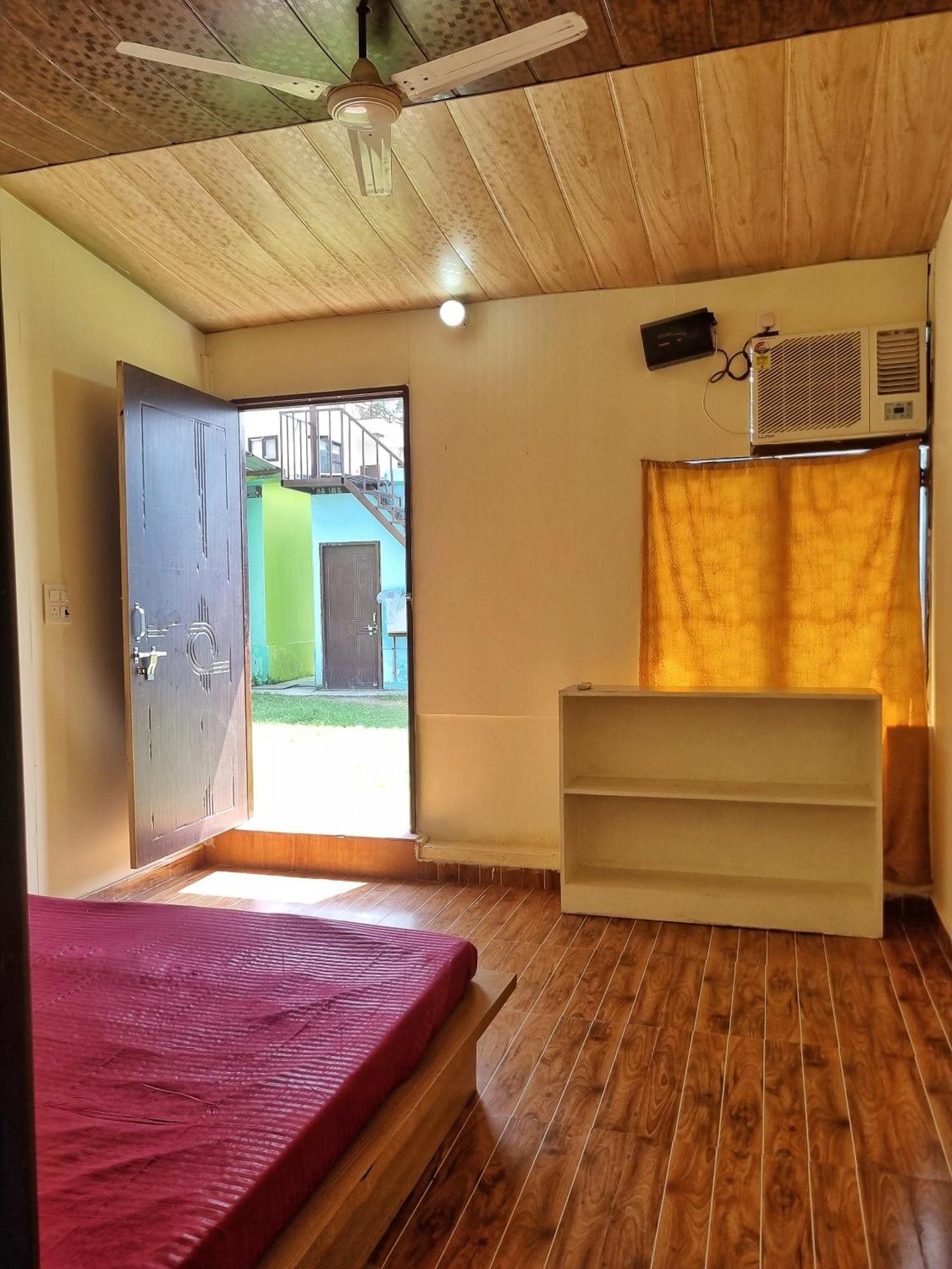 Landlopers Hostel Ришикеш Экстерьер фото