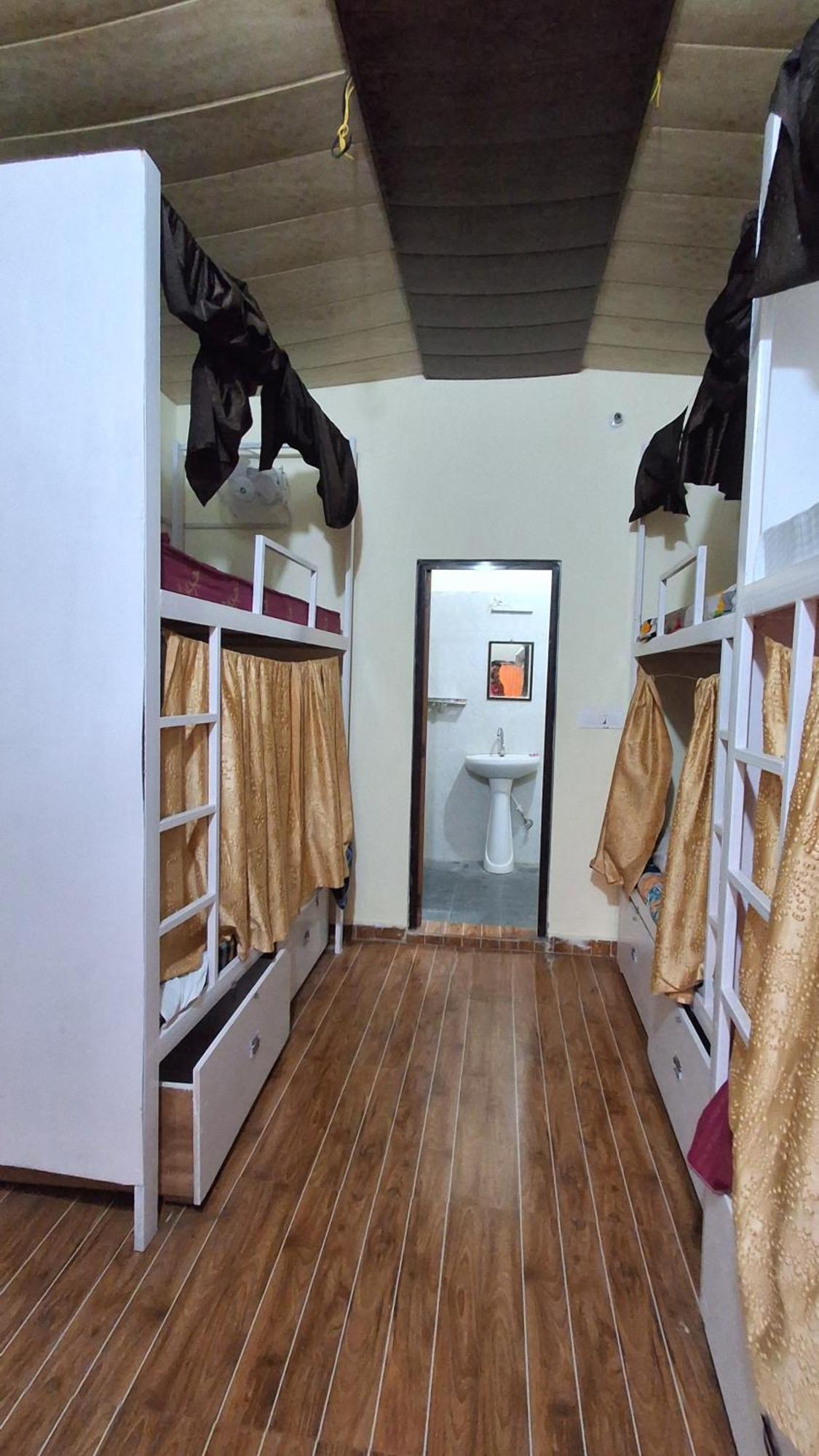 Landlopers Hostel Ришикеш Экстерьер фото